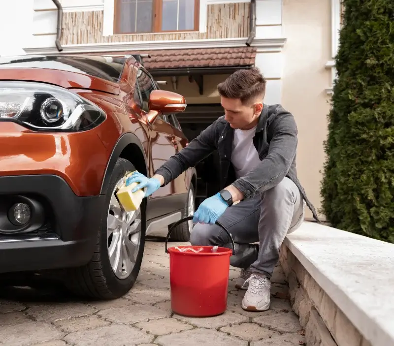 Lavage auto à domicile Guémené-sur-Scorff : professionnel intervenant sur un véhicule